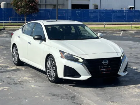 Photos of 2023 Nissan Altima 2.5 SL for sale in Alvin, TX at Auto Boutique Texas
