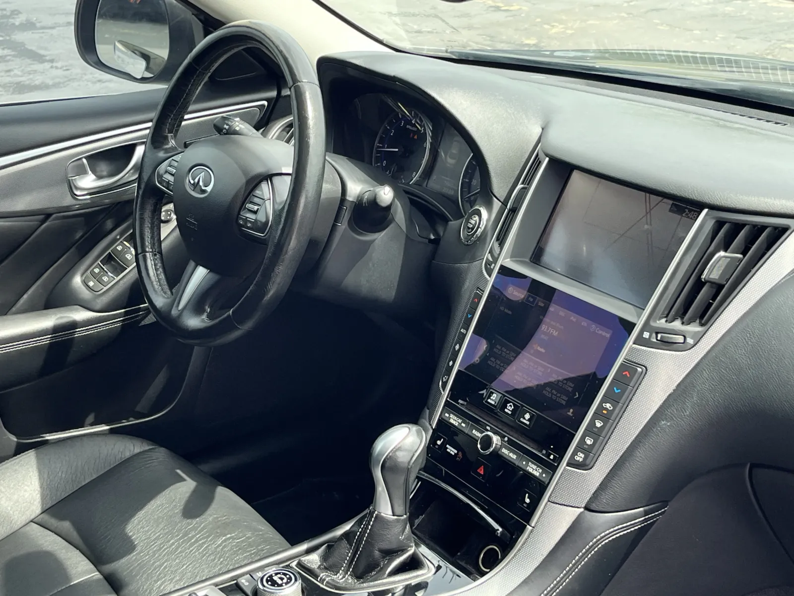 Infiniti Q50 photo 16