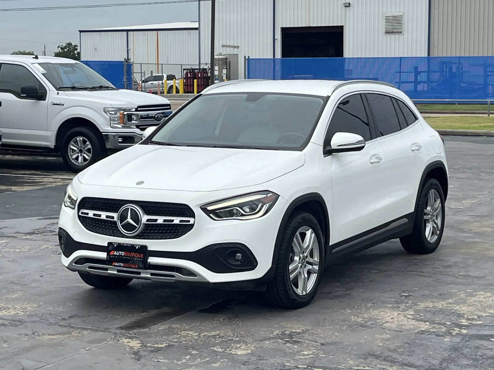 Mercedes-Benz GLA photo 2