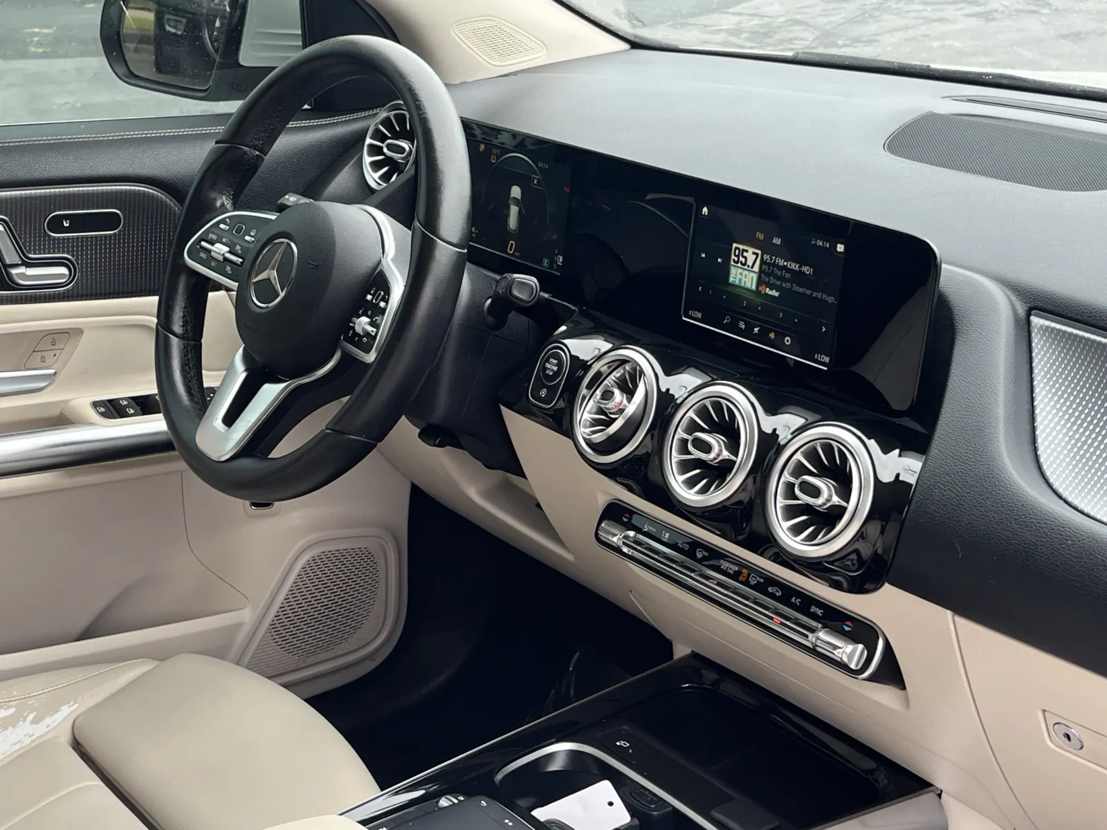 Mercedes-Benz GLA photo 16
