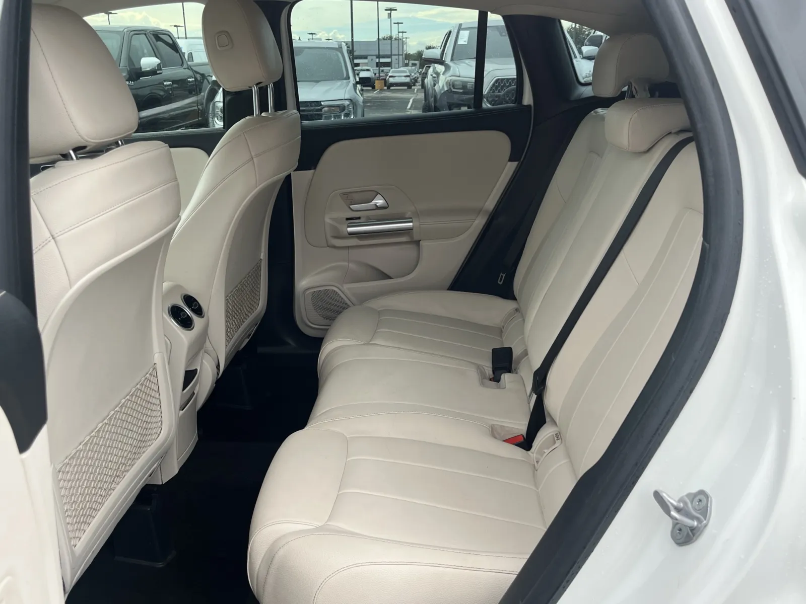 Mercedes-Benz GLA photo 28