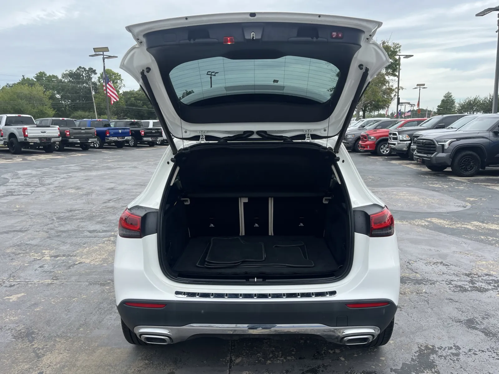 Mercedes-Benz GLA photo 11