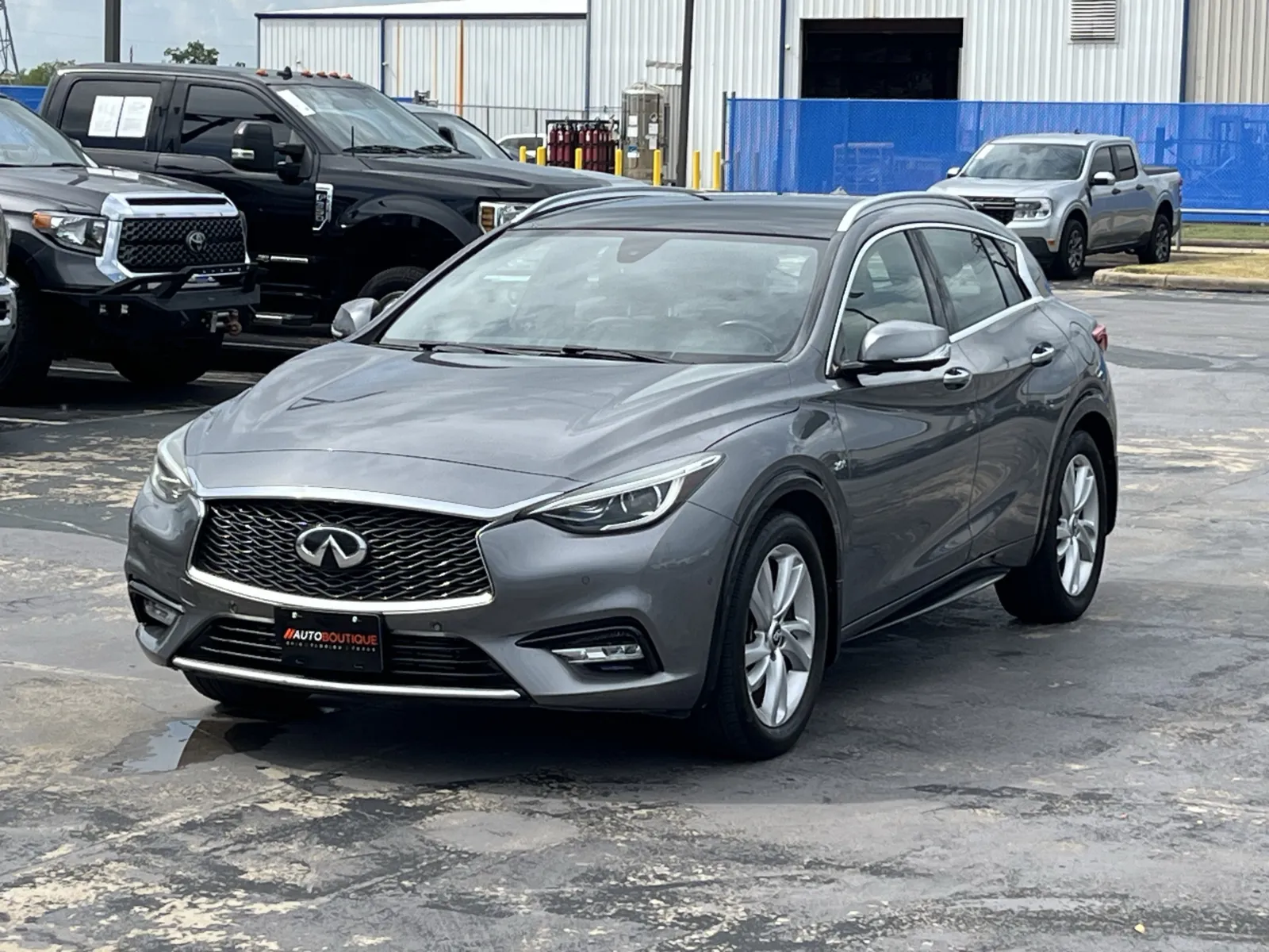 Infiniti QX30 photo 2