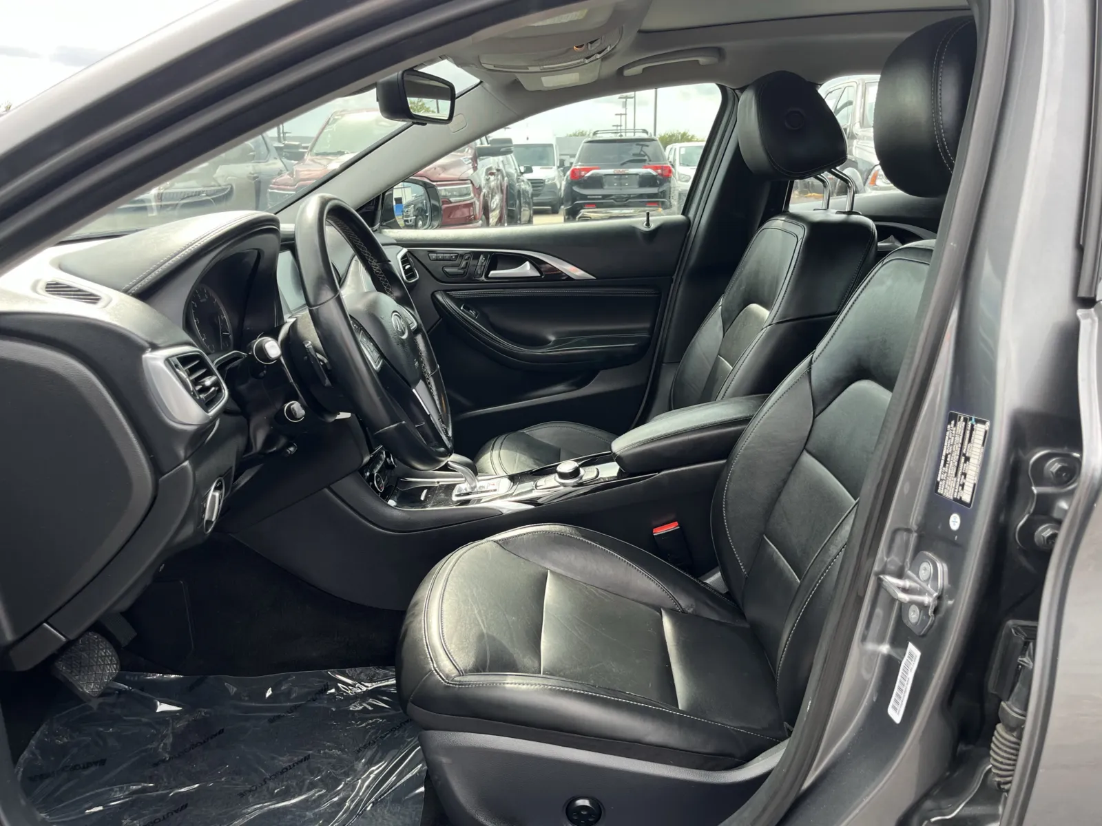 Infiniti QX30 photo 27