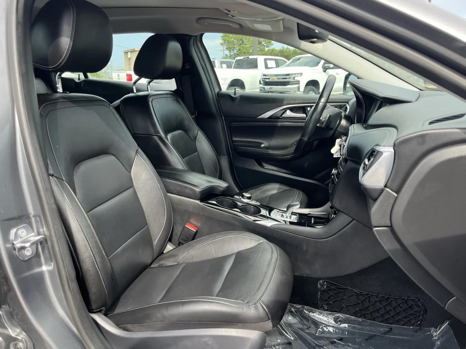 Infiniti QX30 photo 28