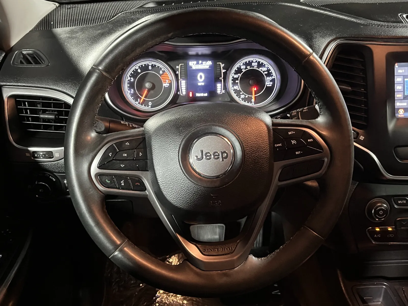 Jeep Cherokee photo 18