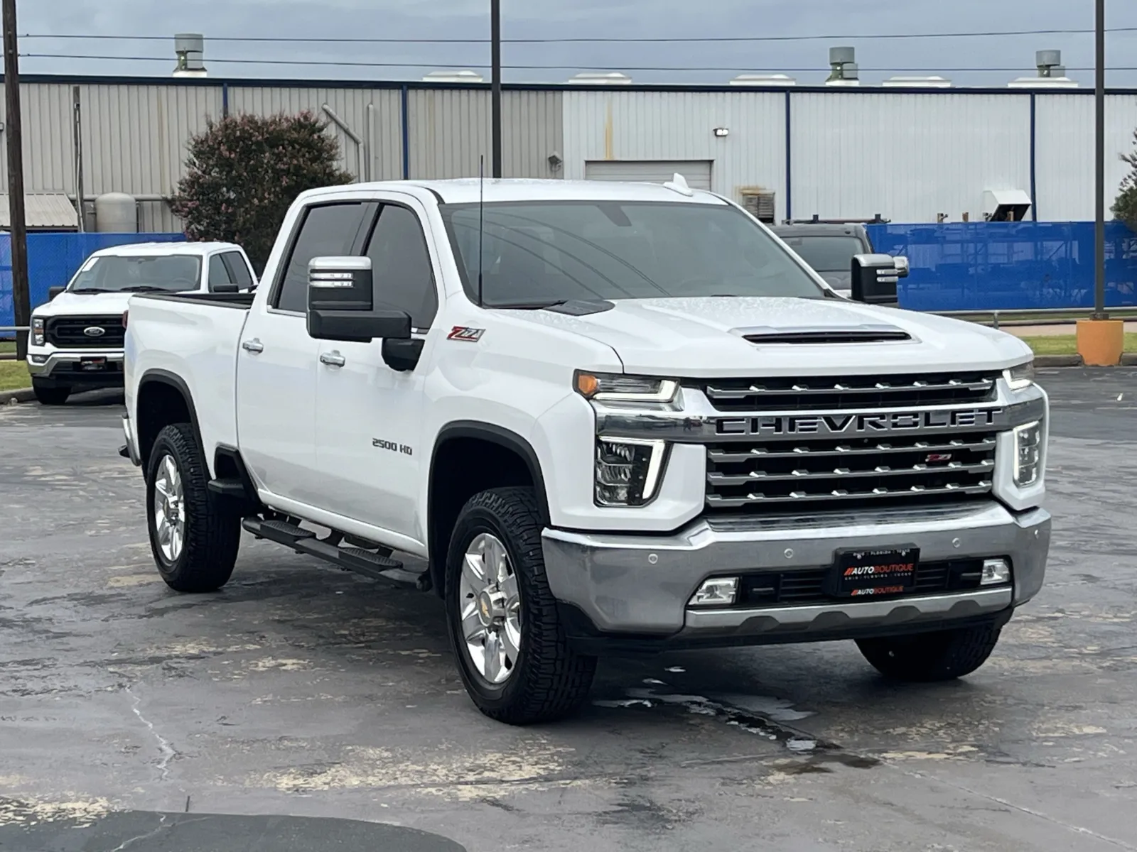 Chevrolet Silverado photo 3