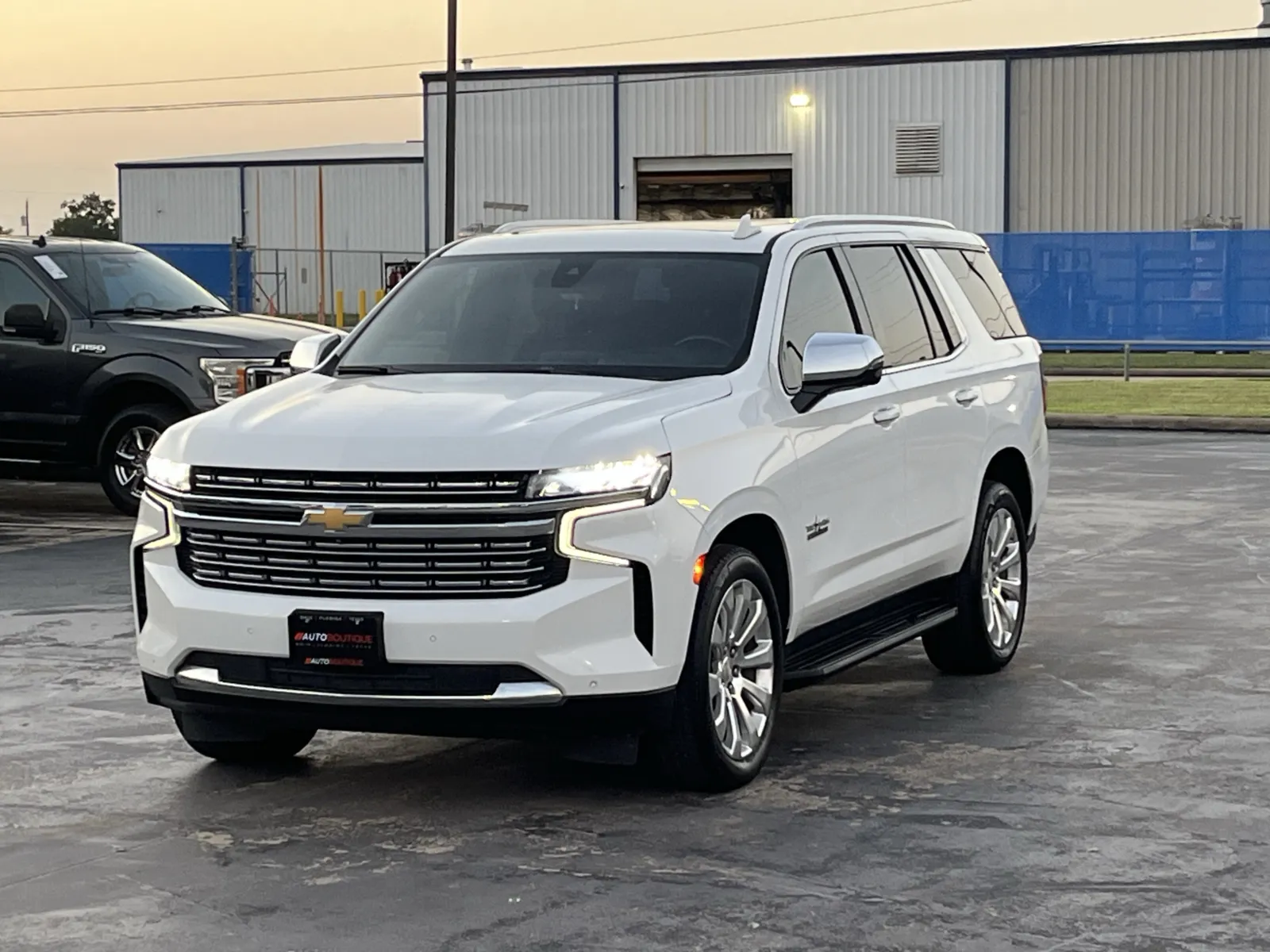 Chevrolet Tahoe photo 2
