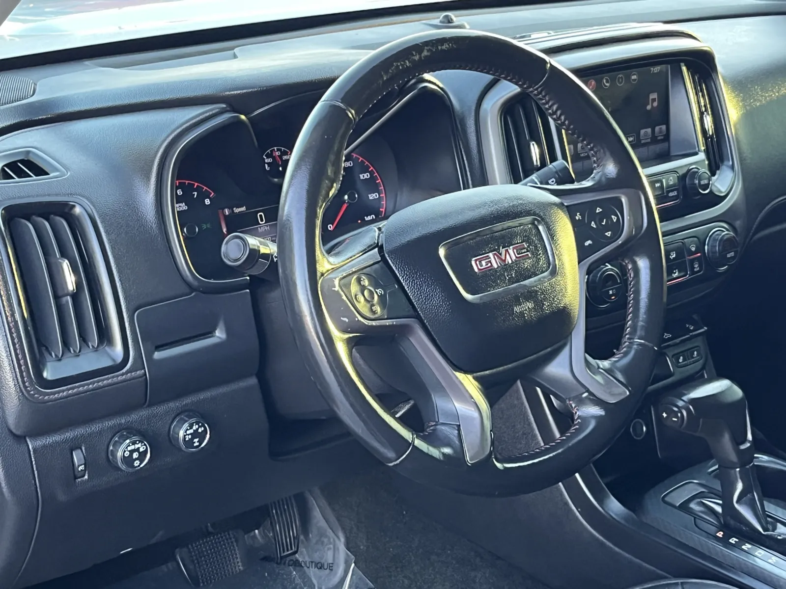 GMC Canyon photo 12