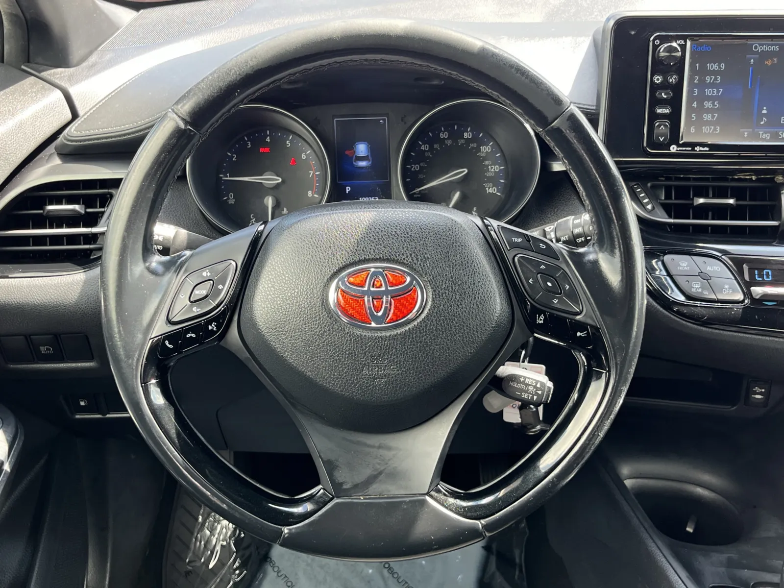 Toyota C-HR photo 17