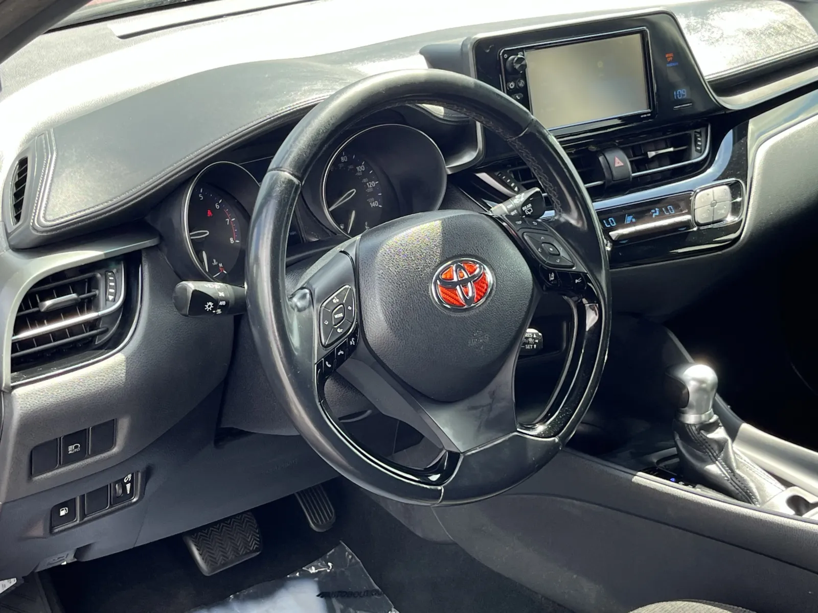 Toyota C-HR photo 14