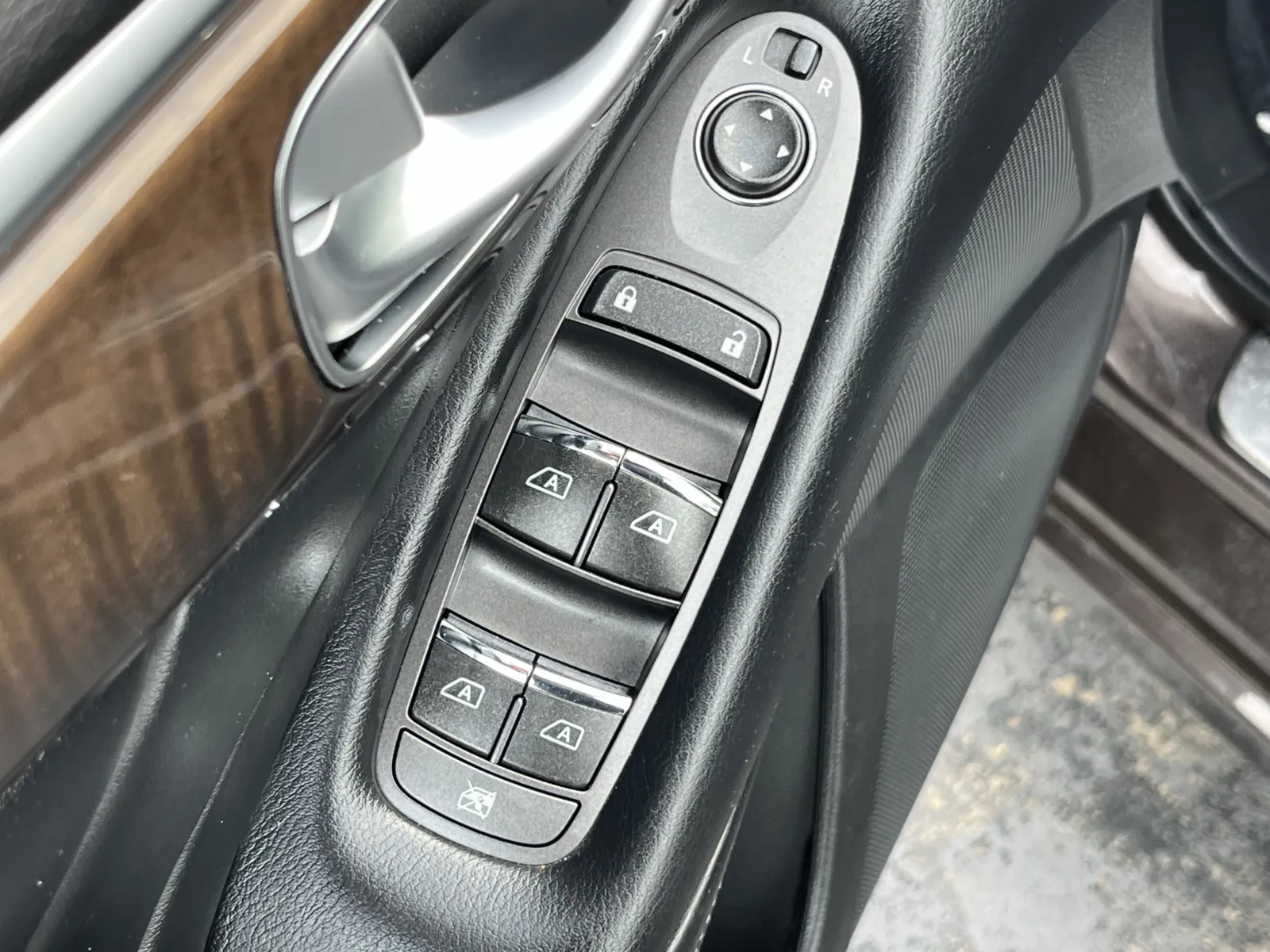Infiniti Q50 photo 25