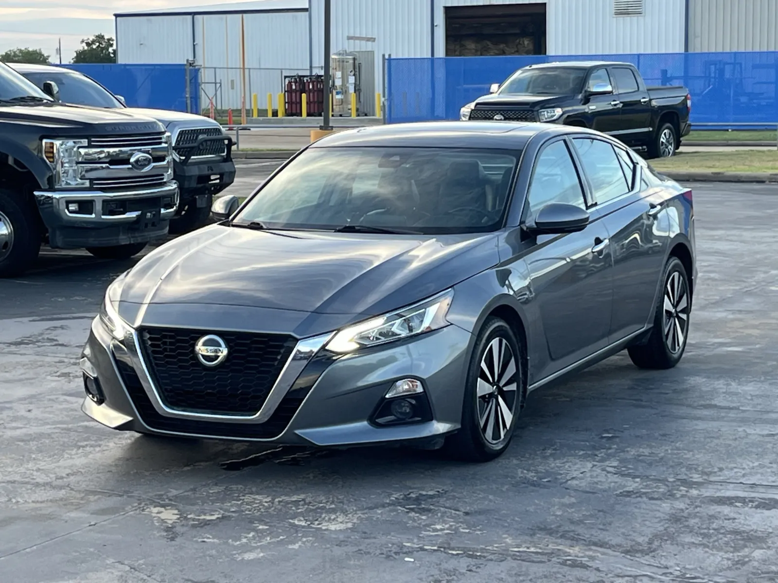 Nissan Altima photo 2