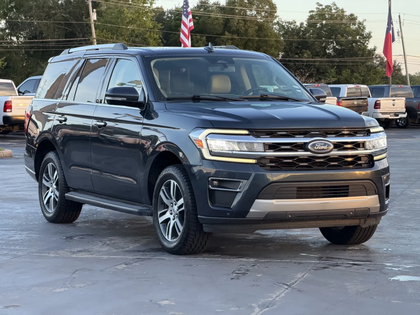 Ford Expedition photo 2