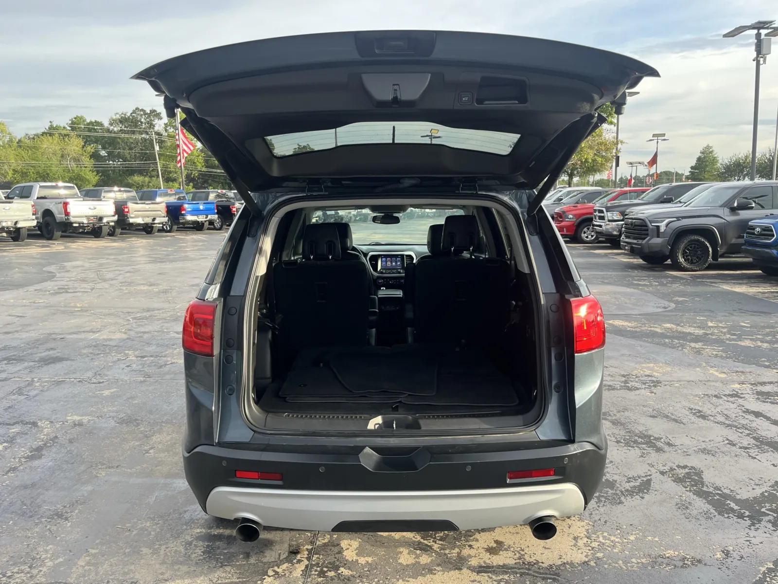 GMC Acadia photo 11