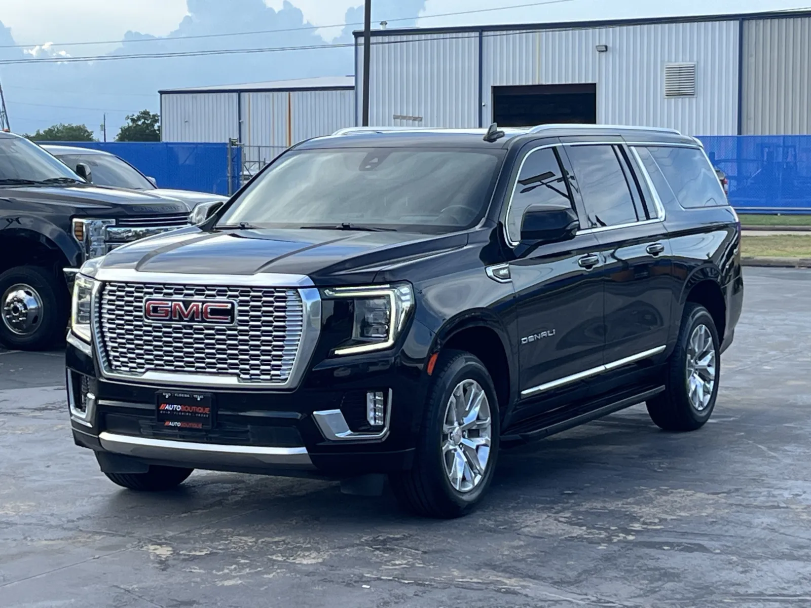 GMC Yukon XL photo 2
