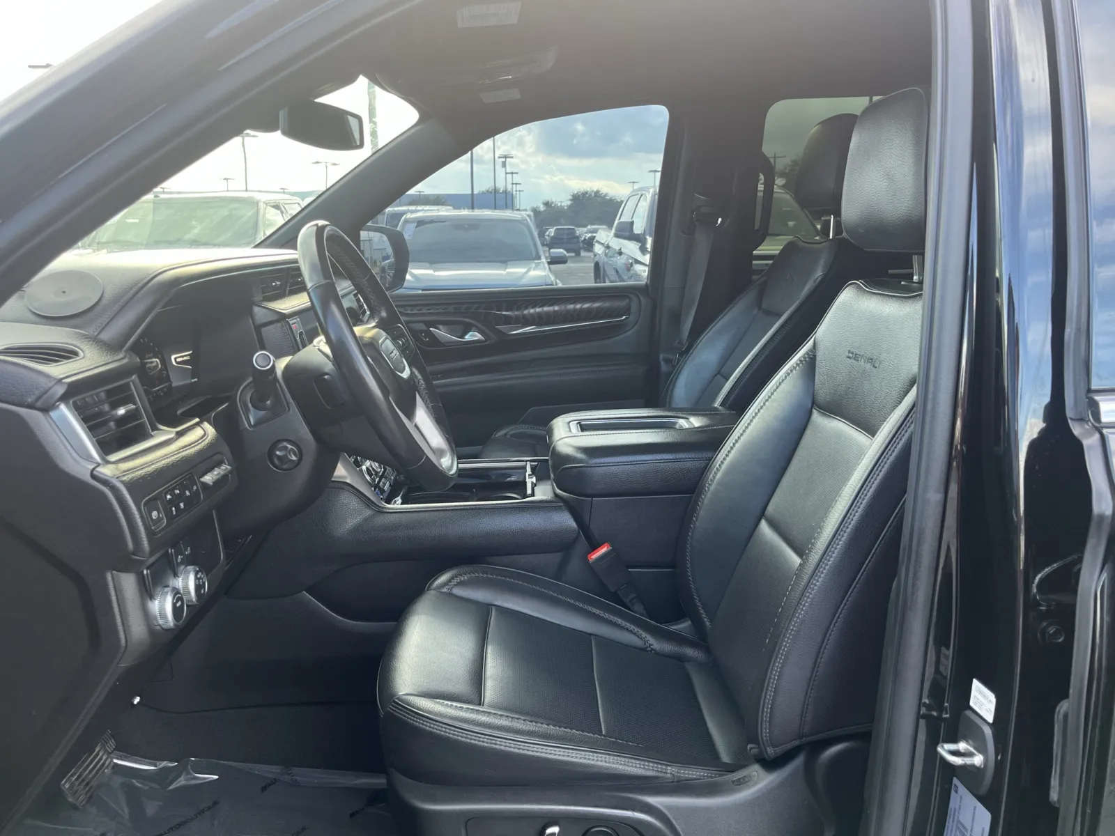 GMC Yukon XL photo 28