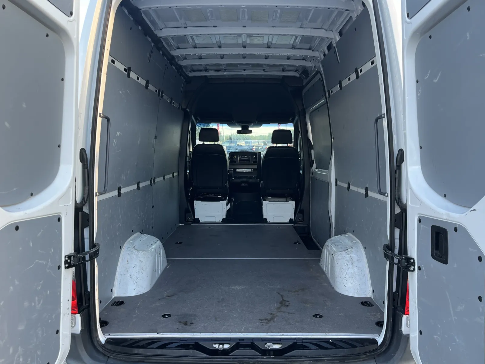 Mercedes-Benz Sprinter photo 11