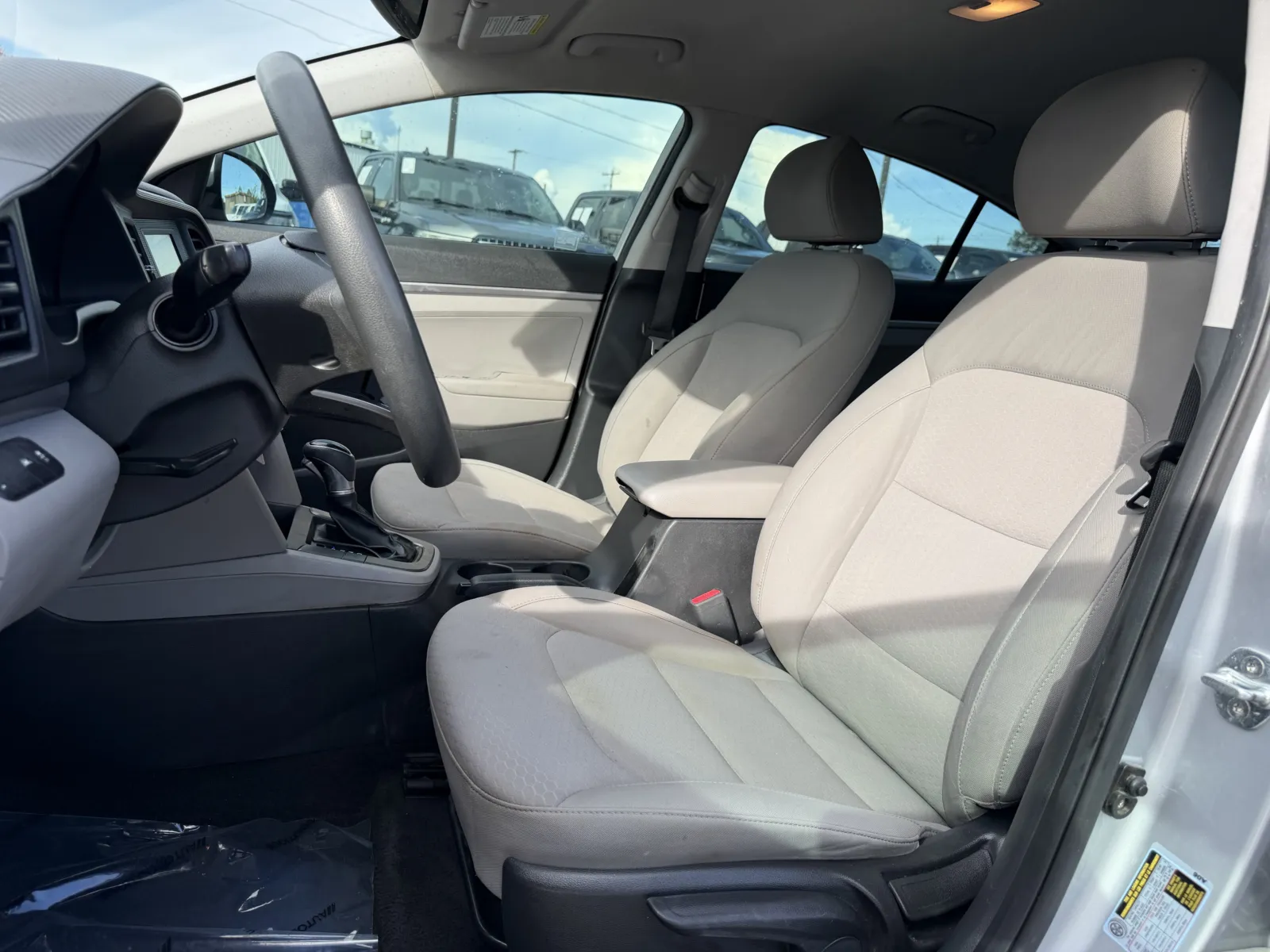 Hyundai Elantra photo 18