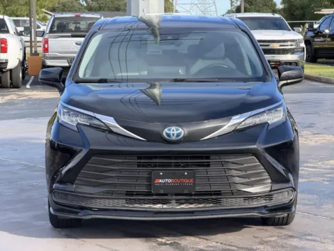 More photos of 2022 Toyota Sienna LE at Auto Boutique Texas, TX