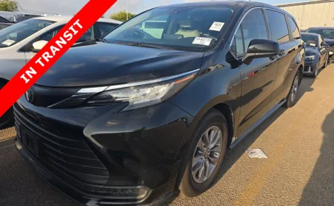 Black 2022 Toyota Sienna LE for sale in Alvin, TX