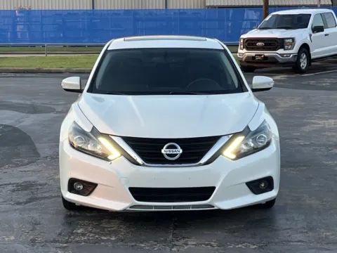 More photos of 2017 Nissan Altima 2.5 SL at Auto Boutique Texas, TX