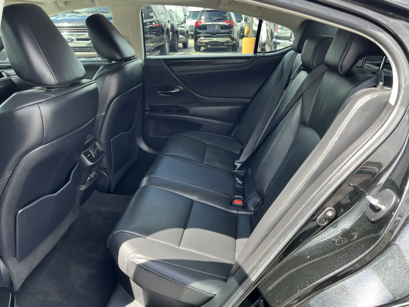 Lexus ES photo 27