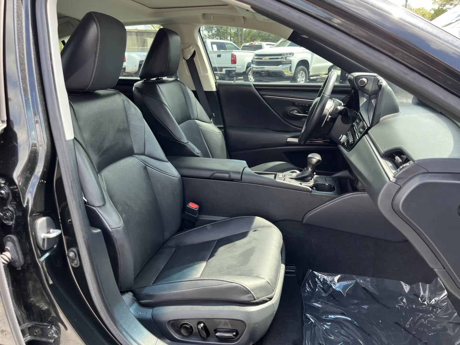 Lexus ES photo 26