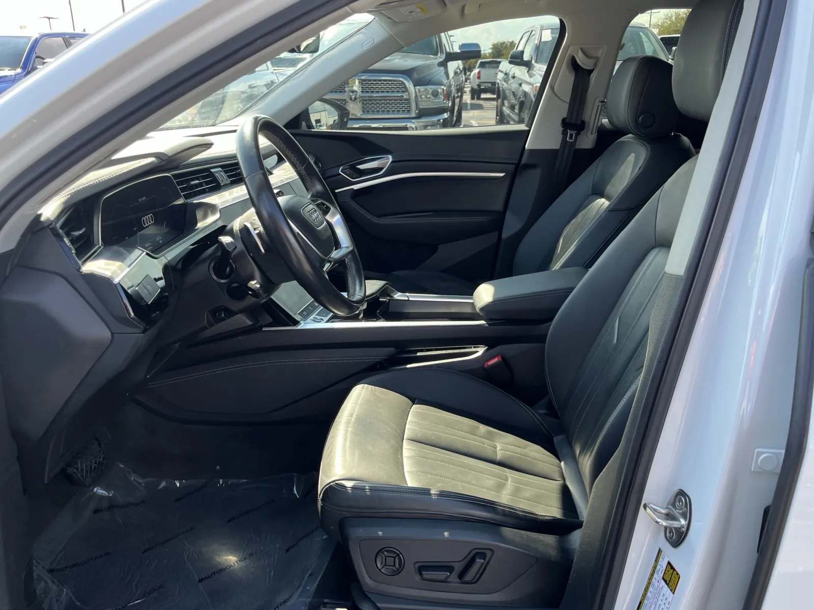 Audi e-tron photo 26