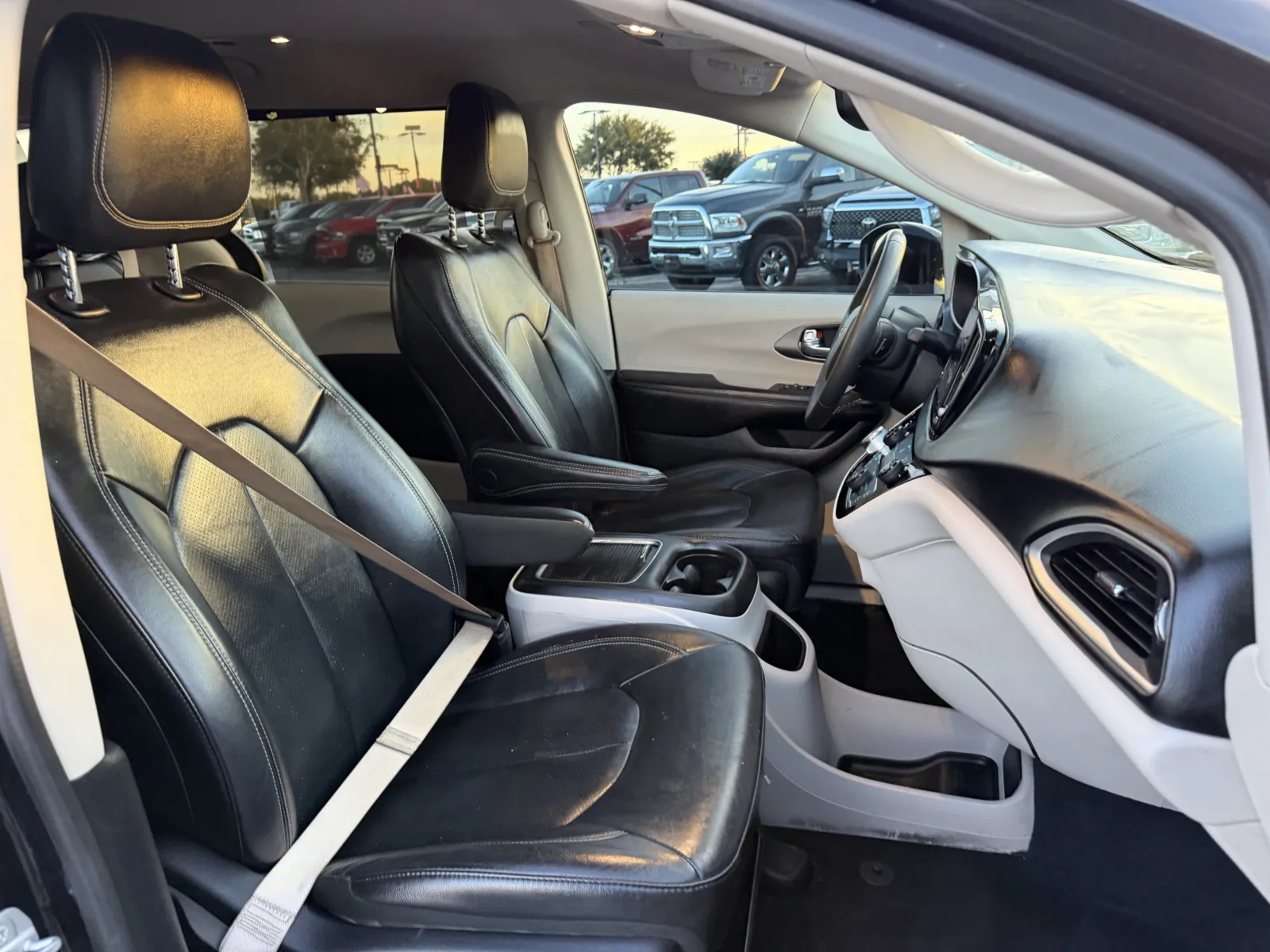 Chrysler Pacifica photo 23
