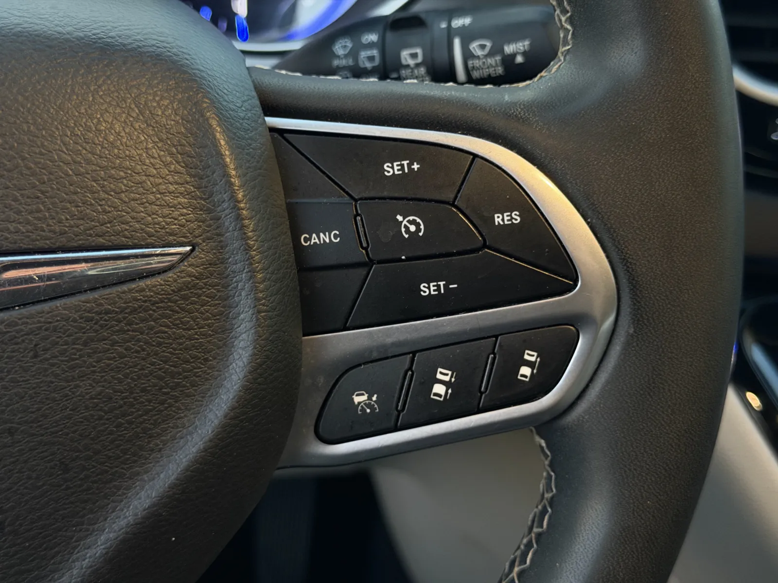 Chrysler Pacifica photo 8