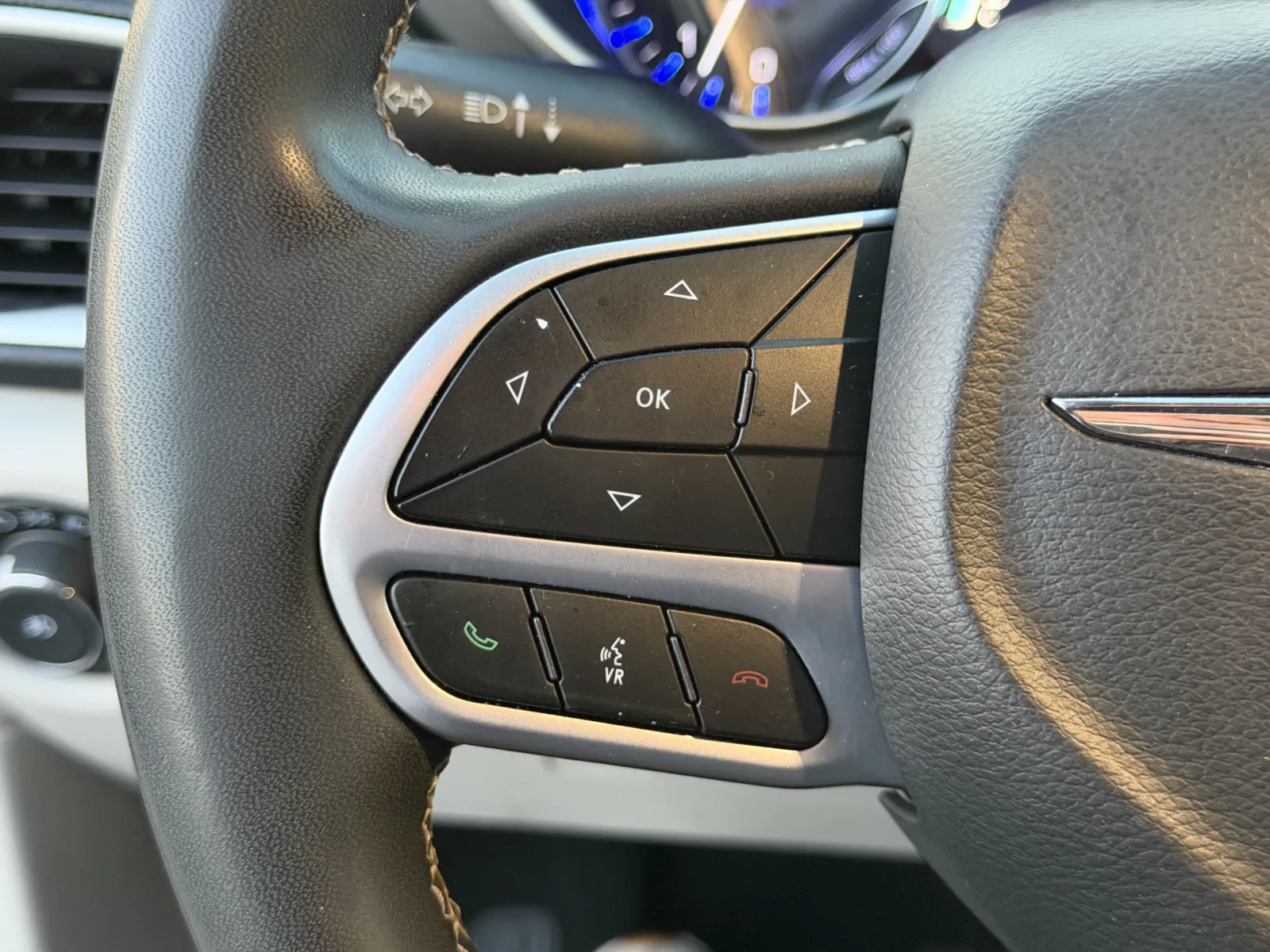 Chrysler Pacifica photo 7
