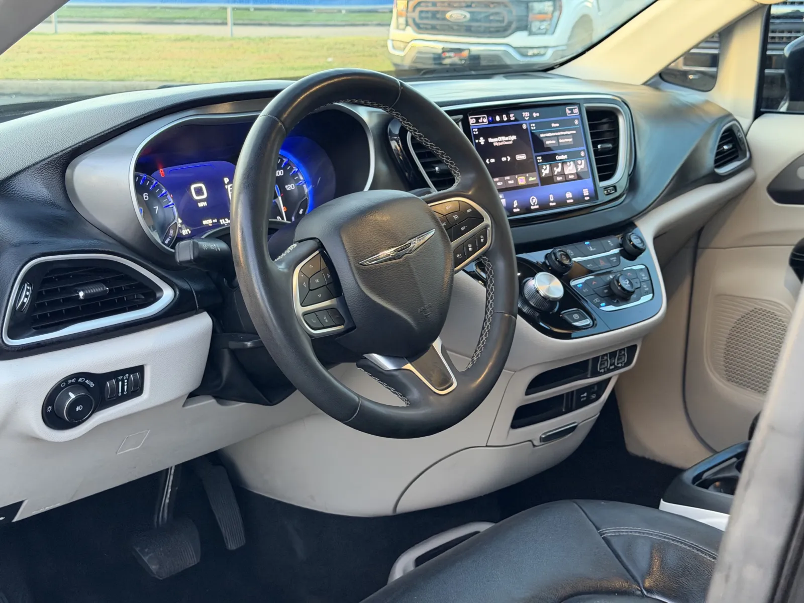 Chrysler Pacifica photo 15