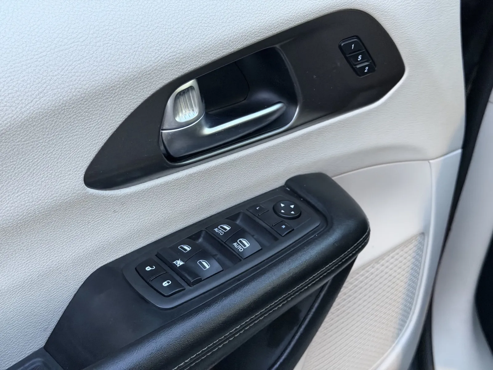Chrysler Pacifica photo 21