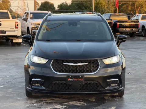 More photos of 2022 Chrysler Pacifica Touring L at Auto Boutique Texas, TX