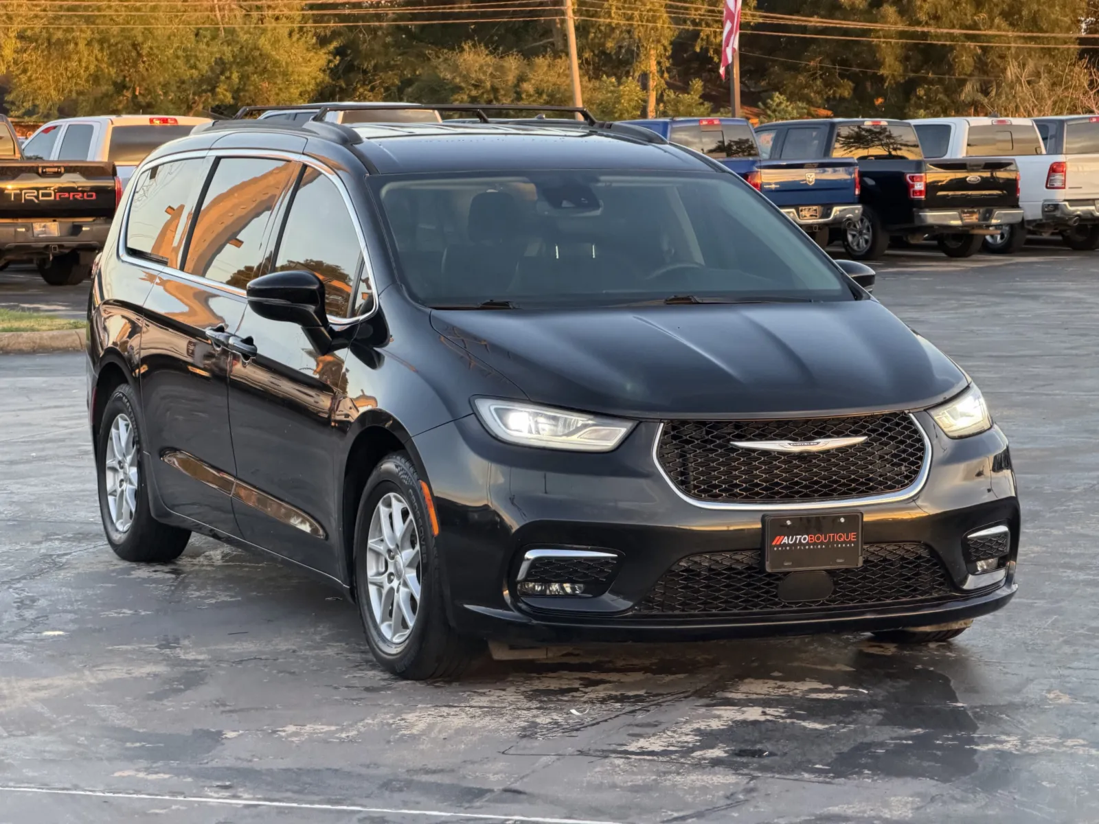Chrysler Pacifica photo 2