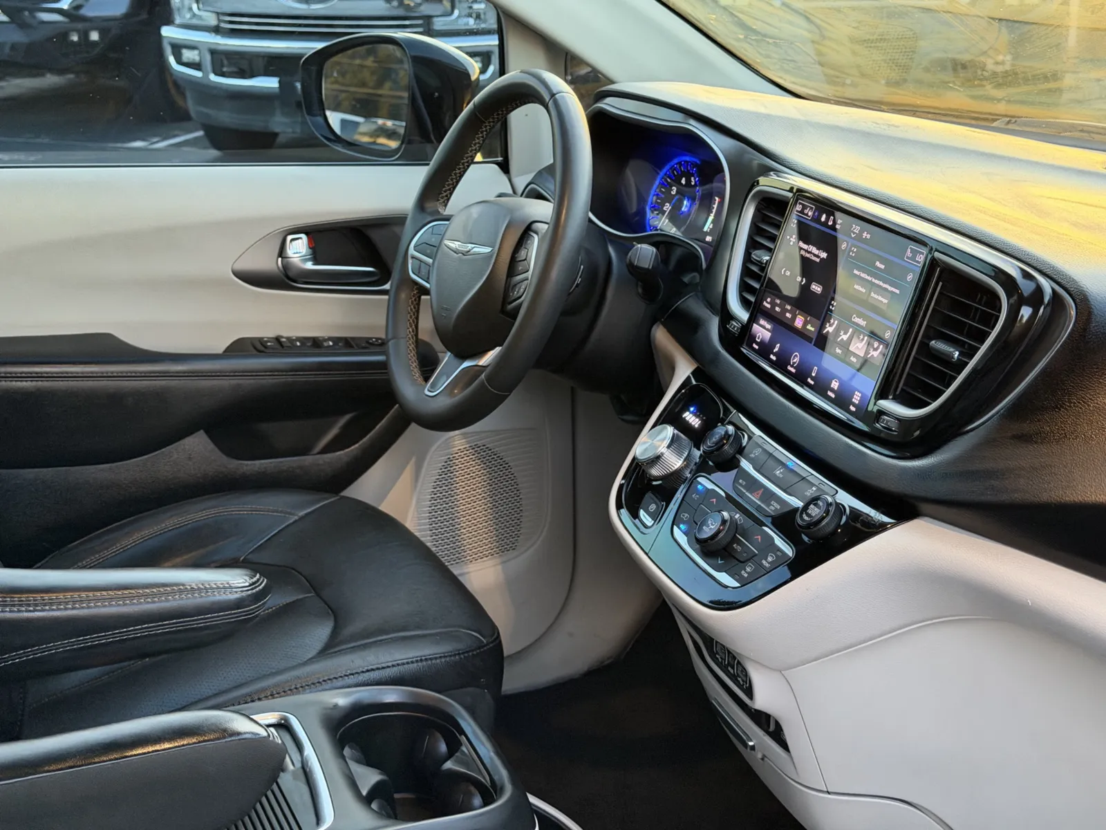 Chrysler Pacifica photo 16