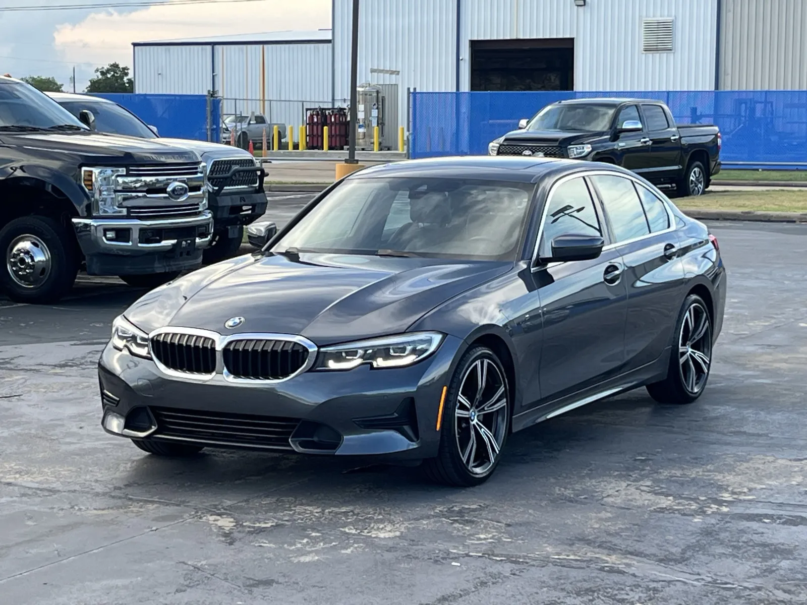 BMW 3 Series photo 2
