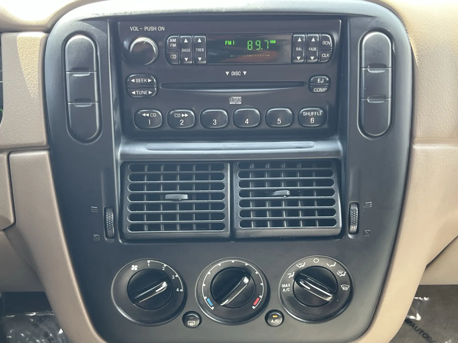 Ford Explorer photo 18