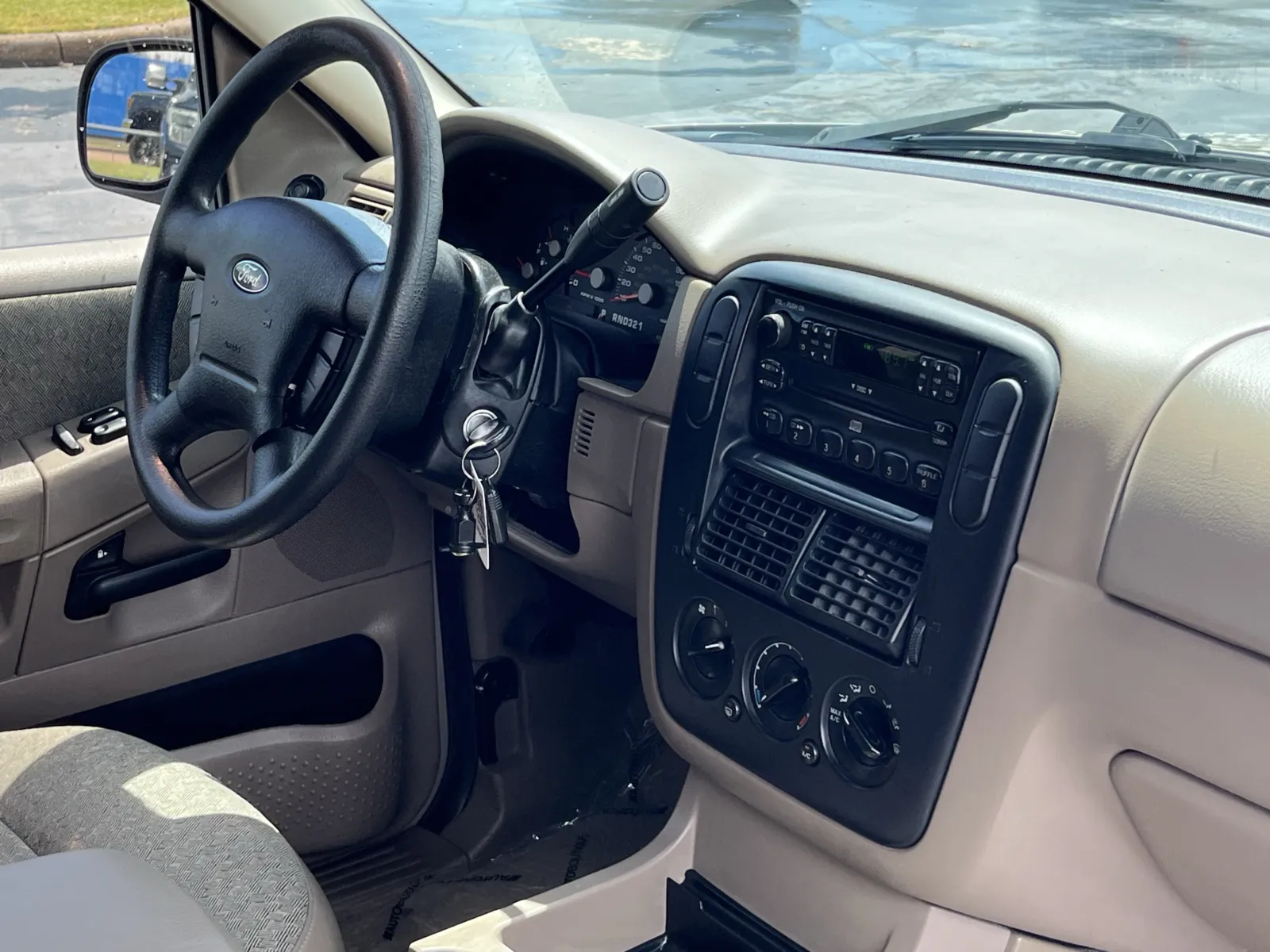 Ford Explorer photo 11