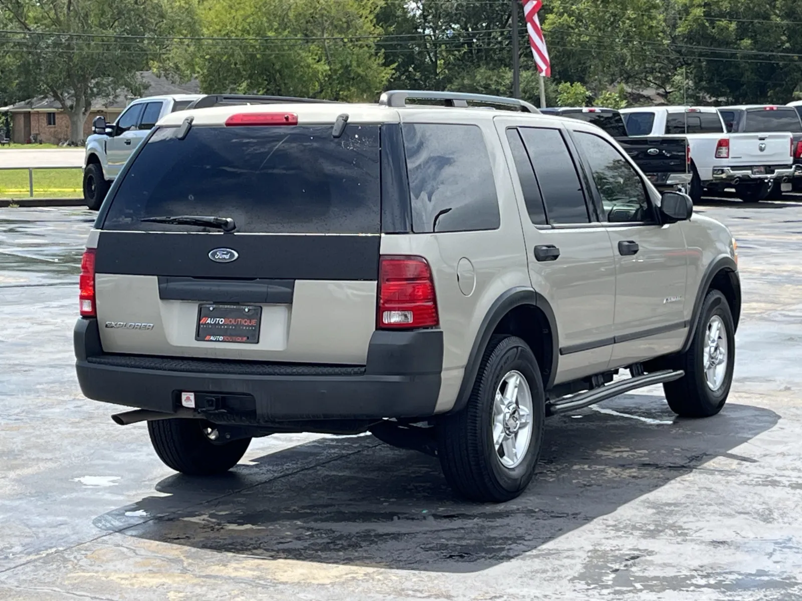 Ford Explorer photo 8