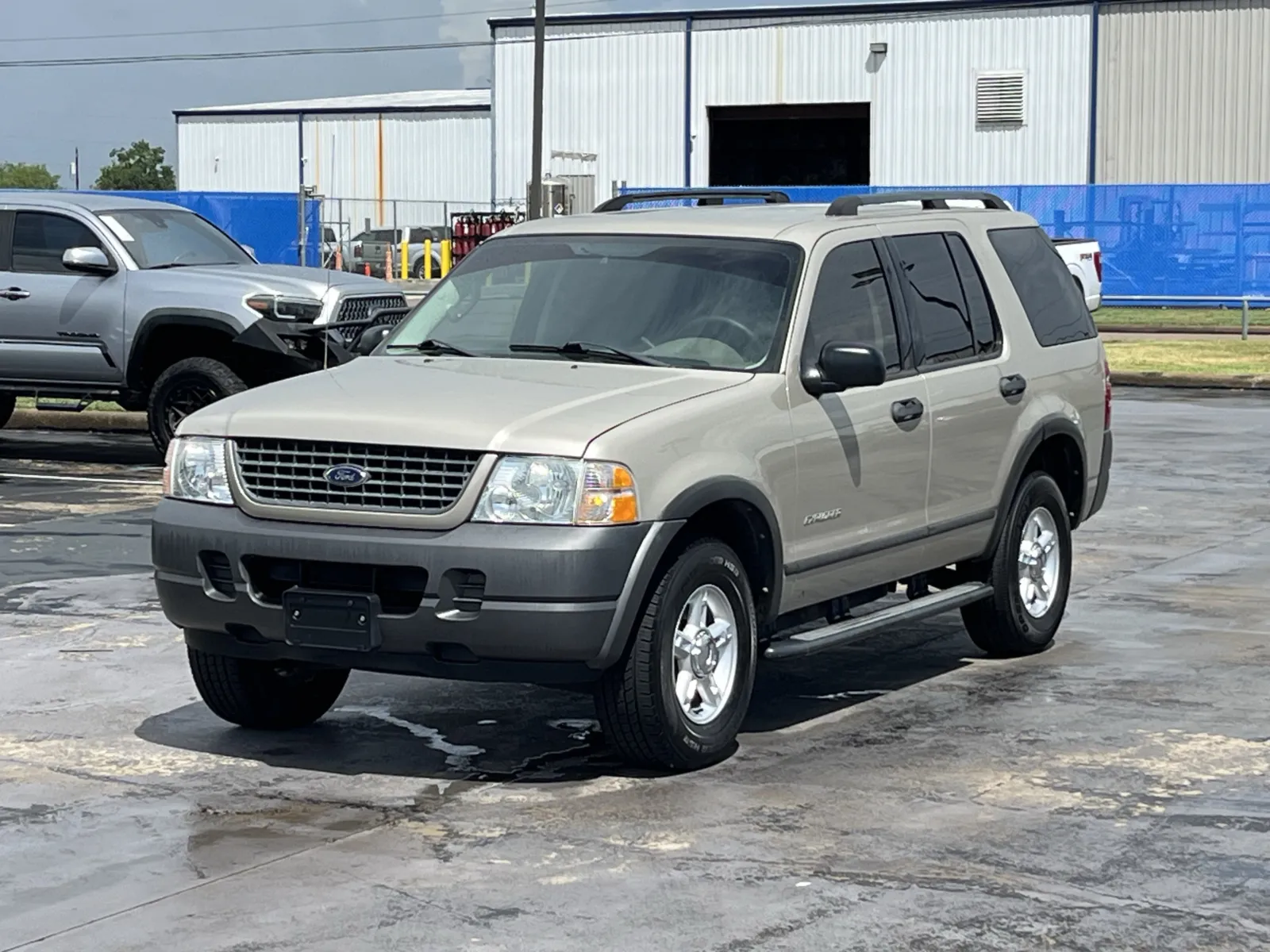 Ford Explorer photo 2