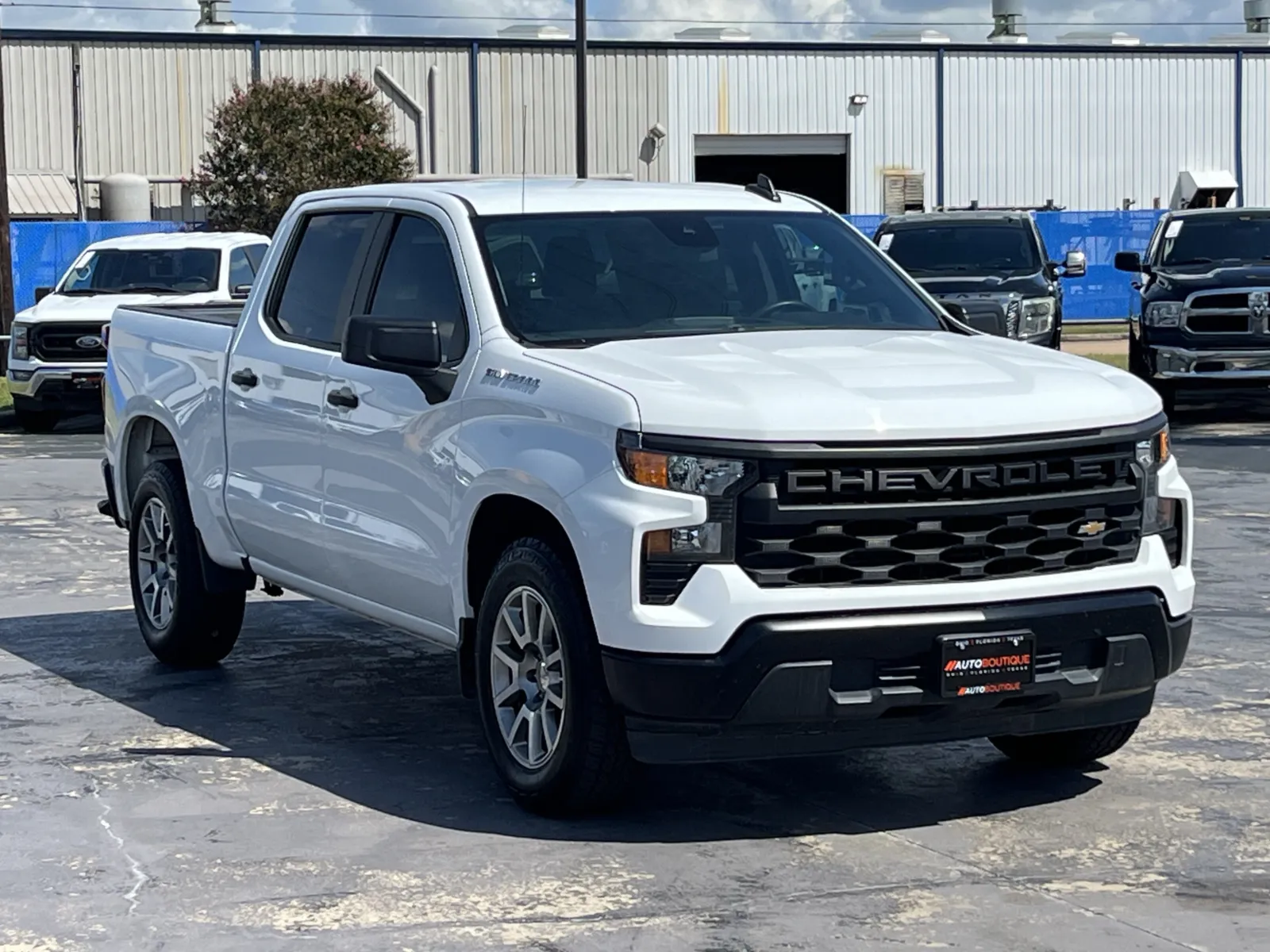 Chevrolet Silverado photo 3