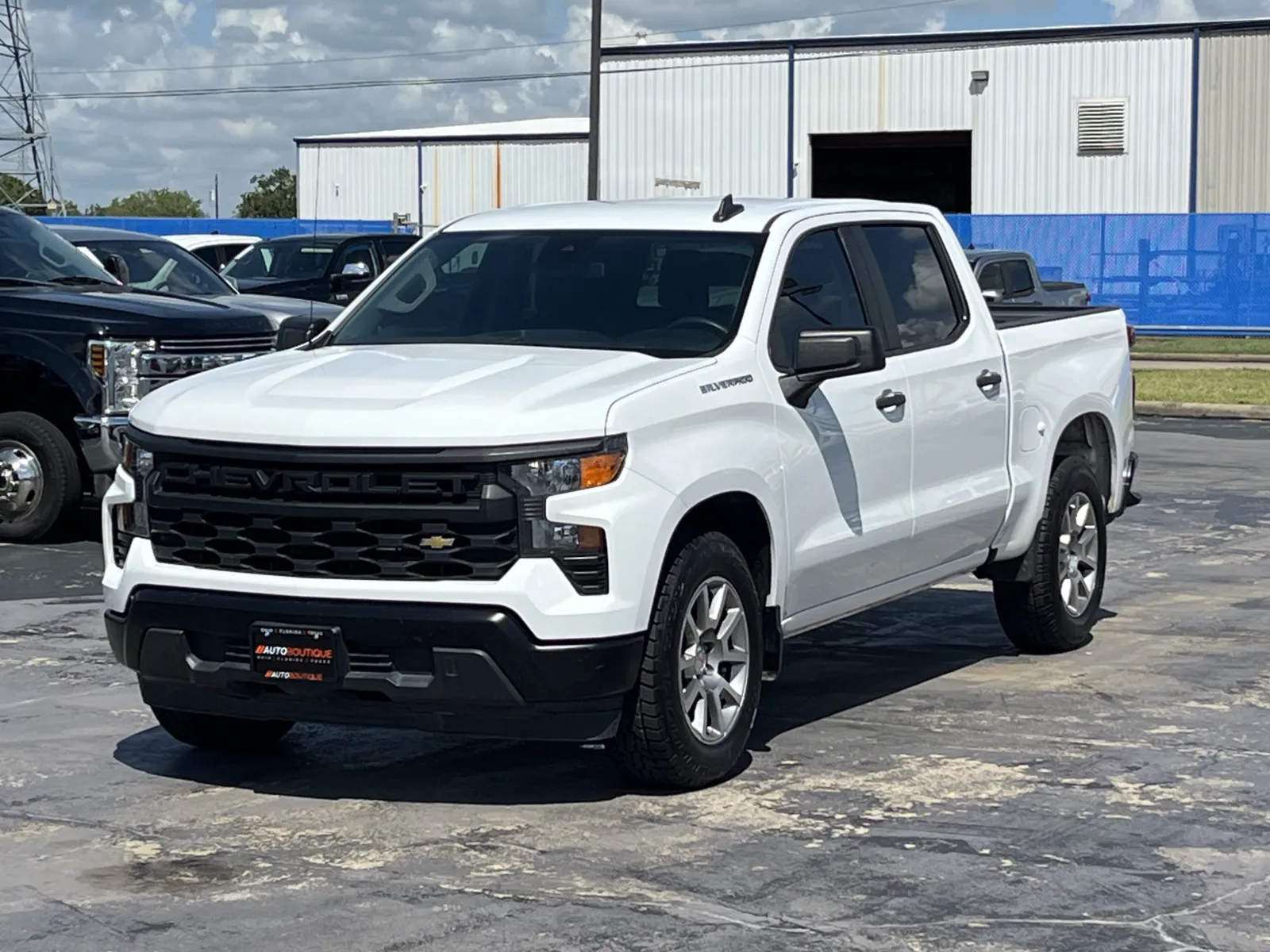 Chevrolet Silverado photo 2