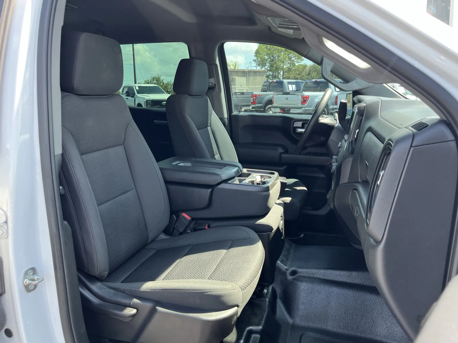 Chevrolet Silverado photo 23