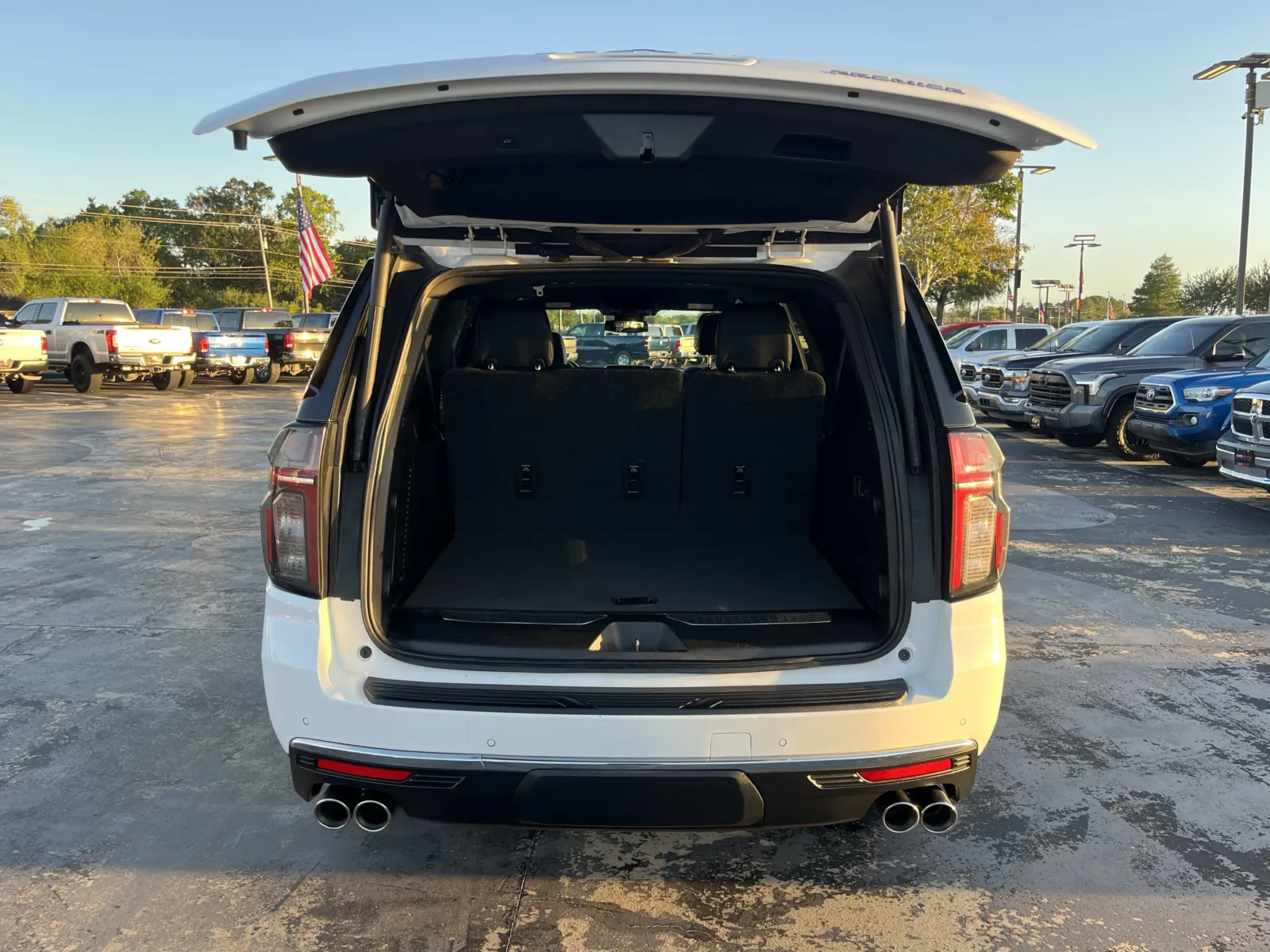 Chevrolet Suburban photo 11