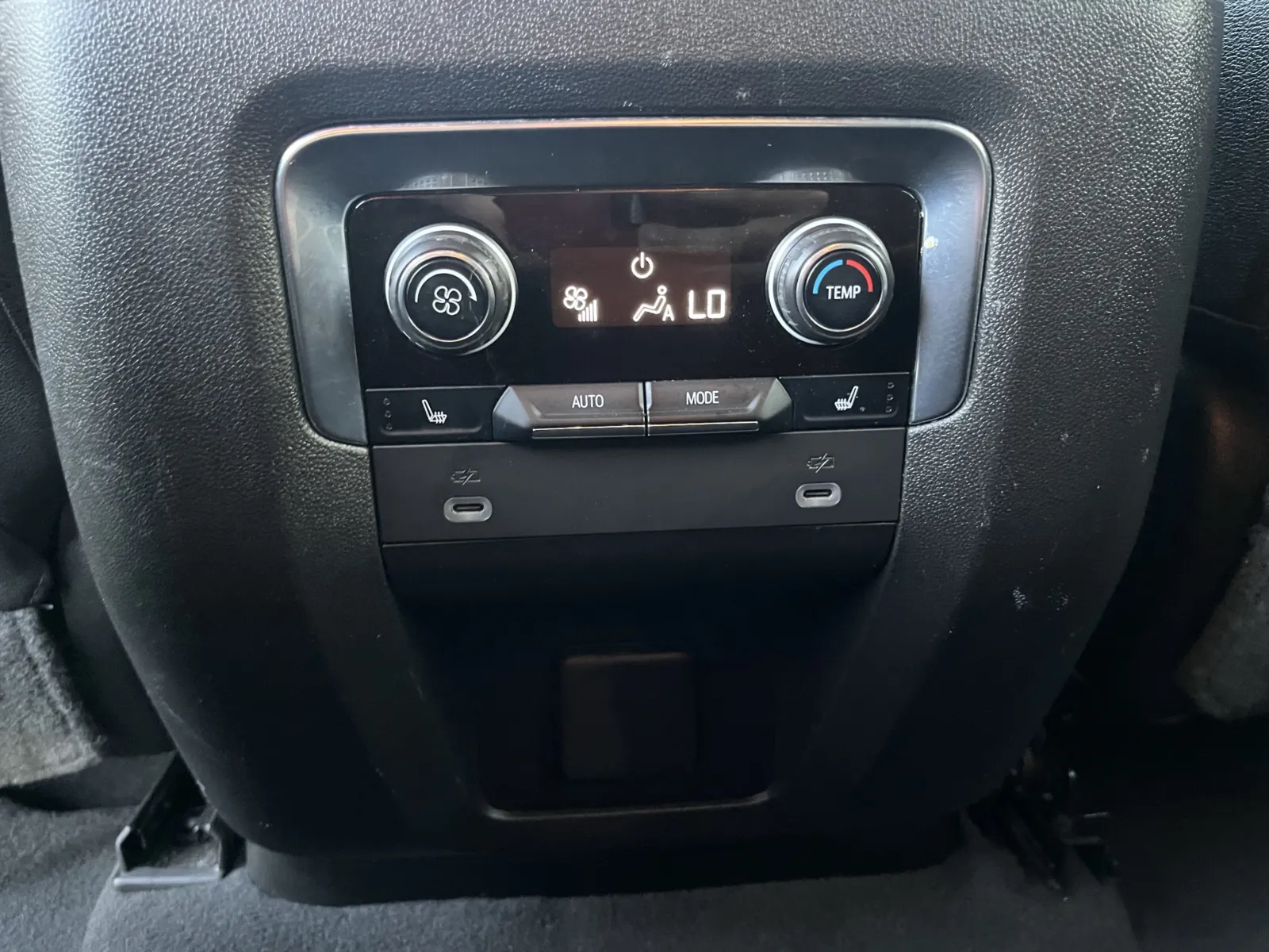 Chevrolet Suburban photo 27