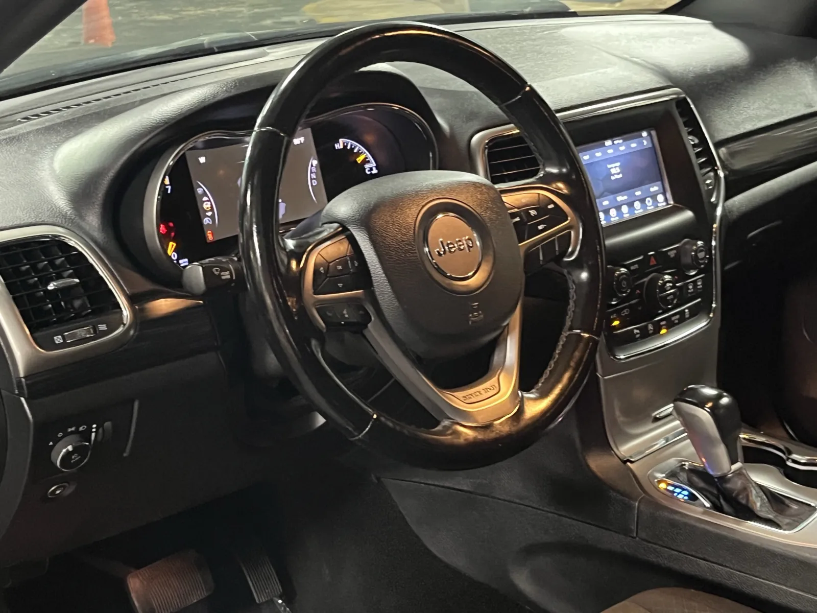 Jeep Grand Cherokee photo 12