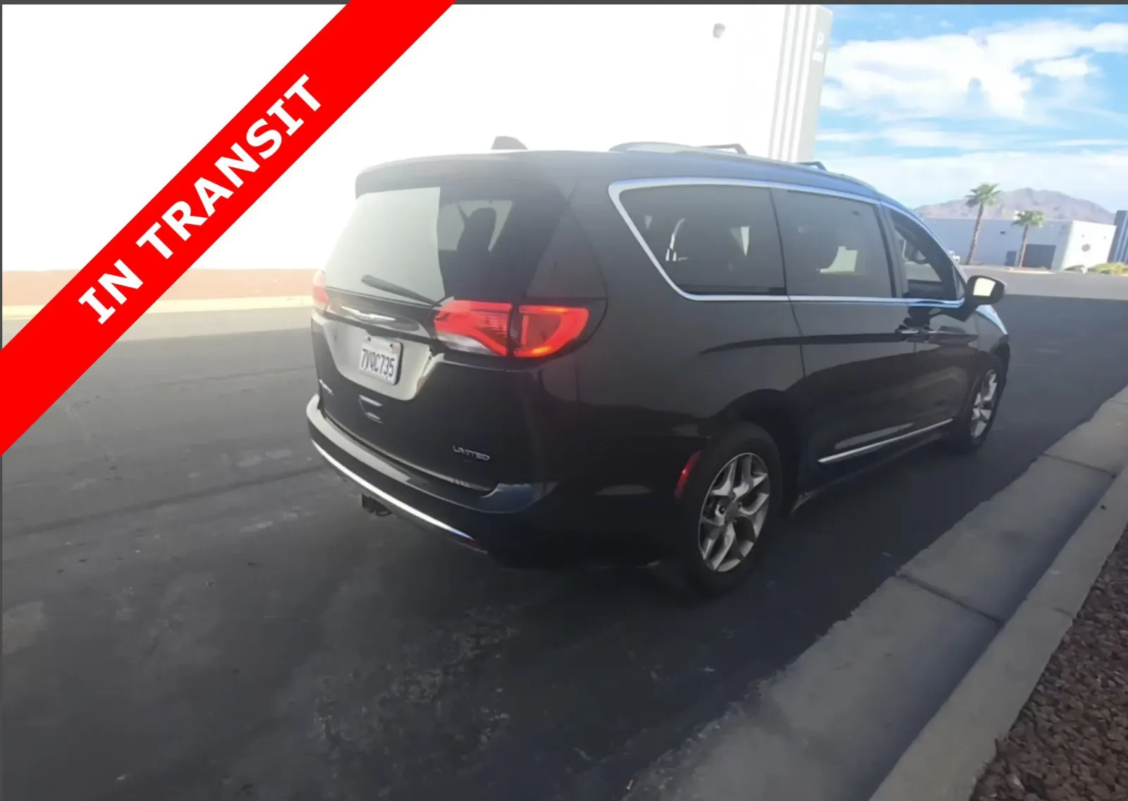 Chrysler Pacifica photo 4