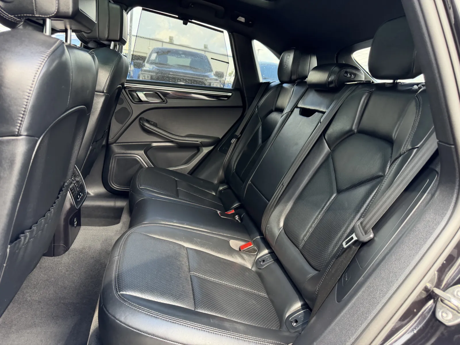Porsche Macan photo 31